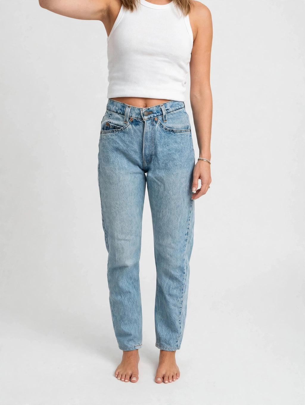 Vintage Levi's 560 Loose Fit Tapered Jeans — Light Wash — Size 24